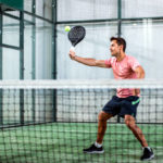 Comment une entreprise construction terrain de tennis gère-t-elle les différences de niveau sur une parcelle irrégulière ?